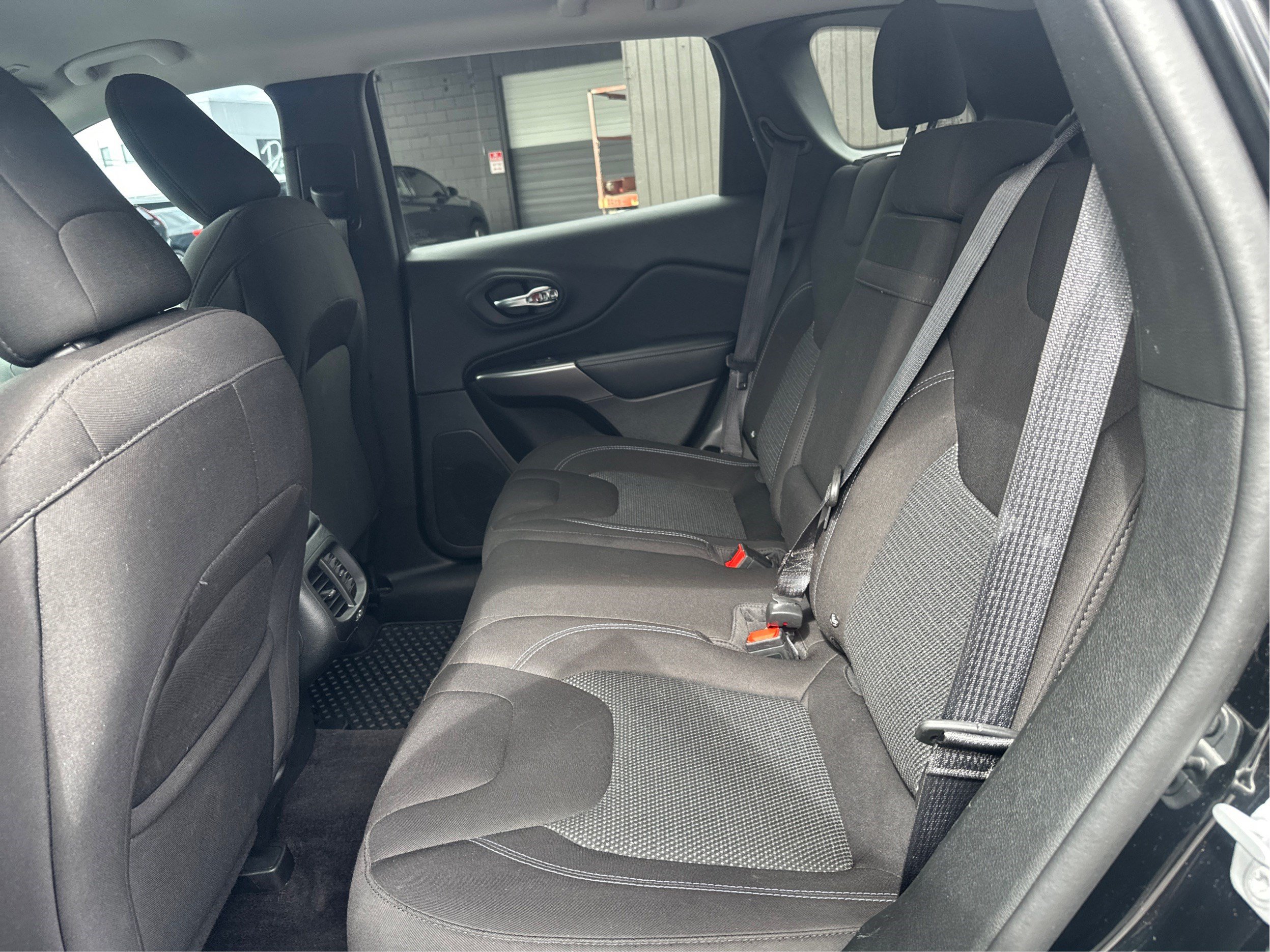 Used 2019 Jeep Cherokee Latitude w/ Cold Weather Group AWD/4WD image 10