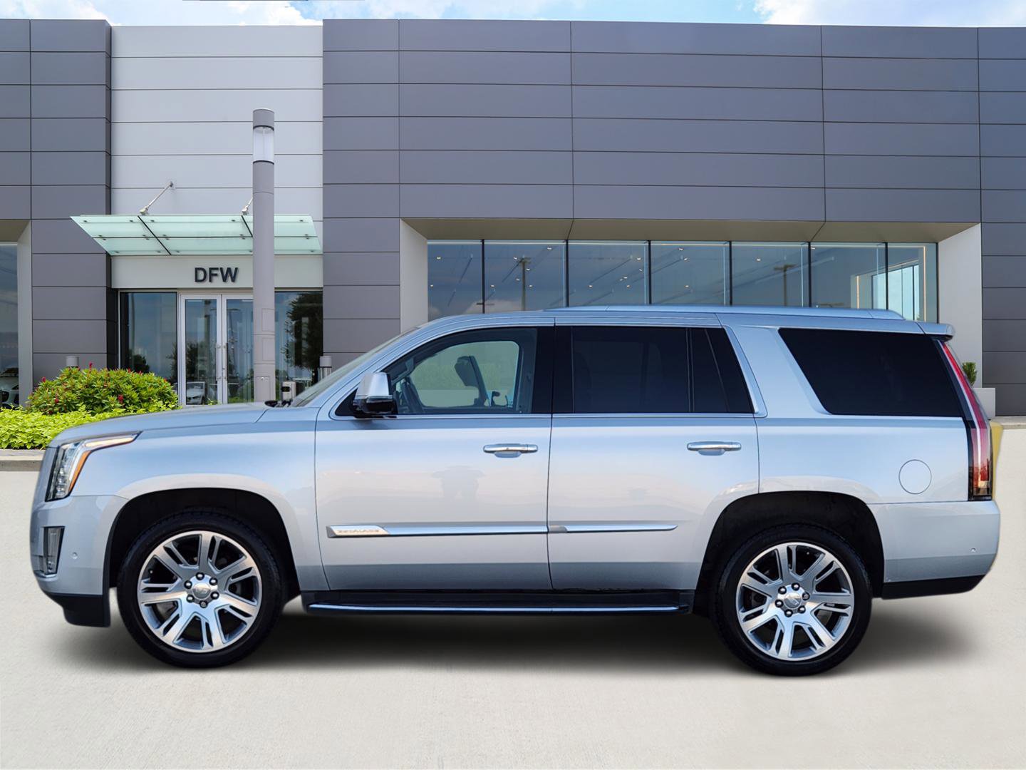 Used 2017 Cadillac Escalade Luxury image 3