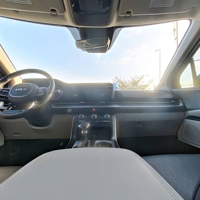 Used 2023 Kia Carnival LX image 28