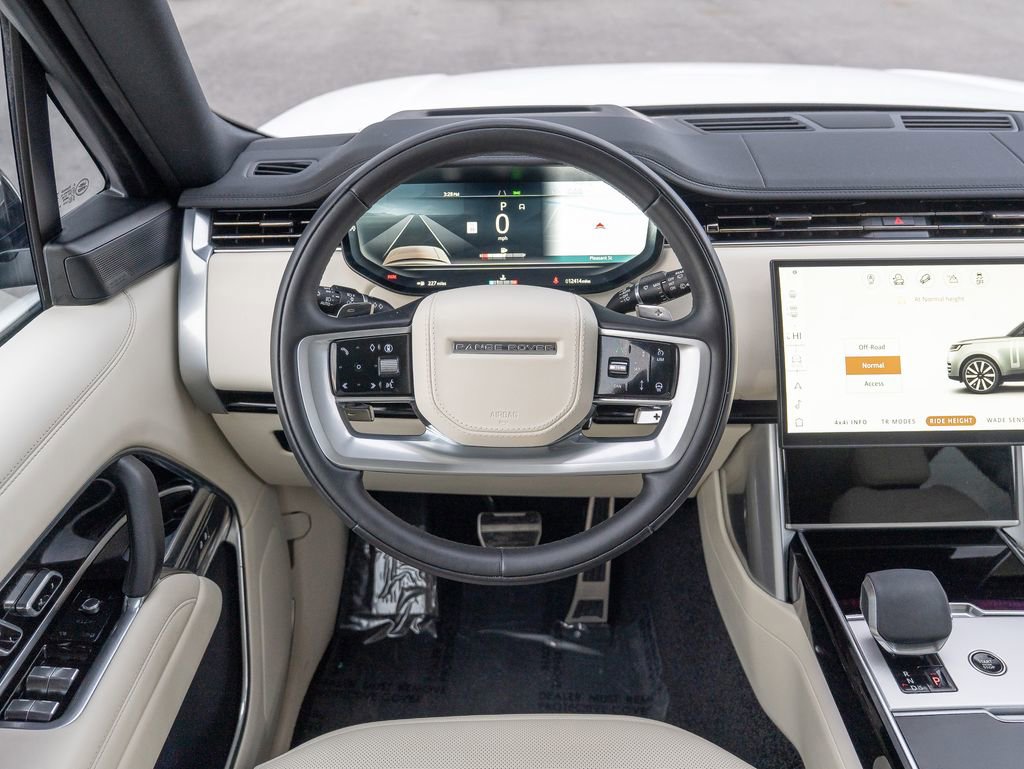Certified 2025 Land Rover Range Rover SE image 13