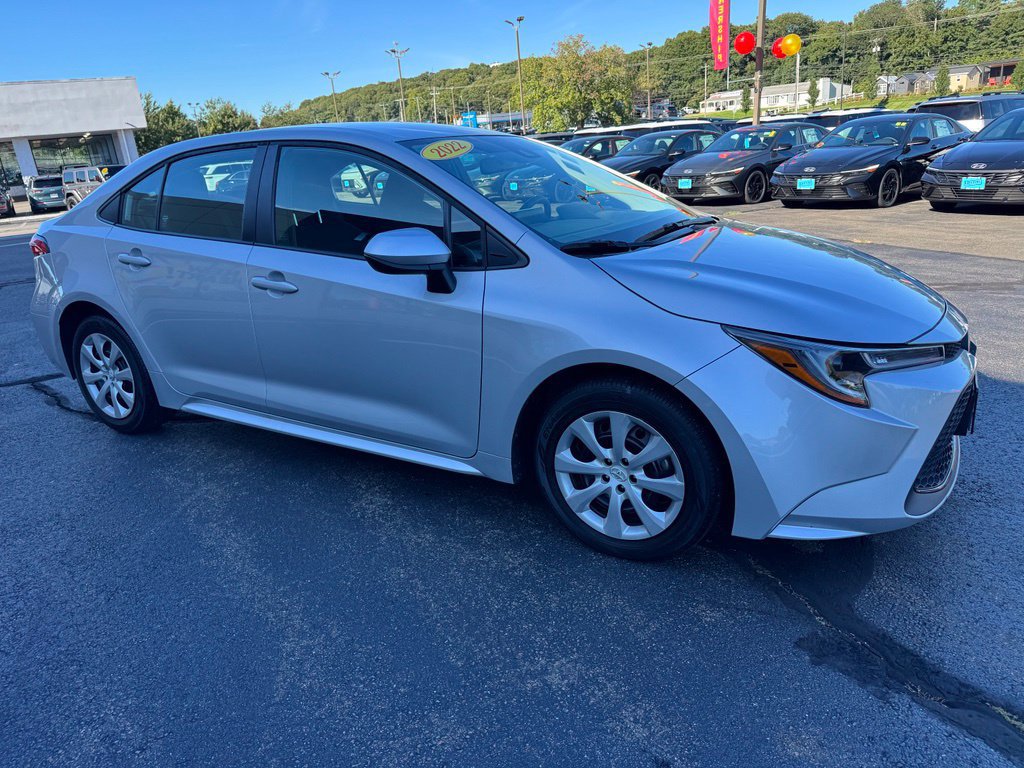 Used 2022 Toyota Corolla LE FWD image 3