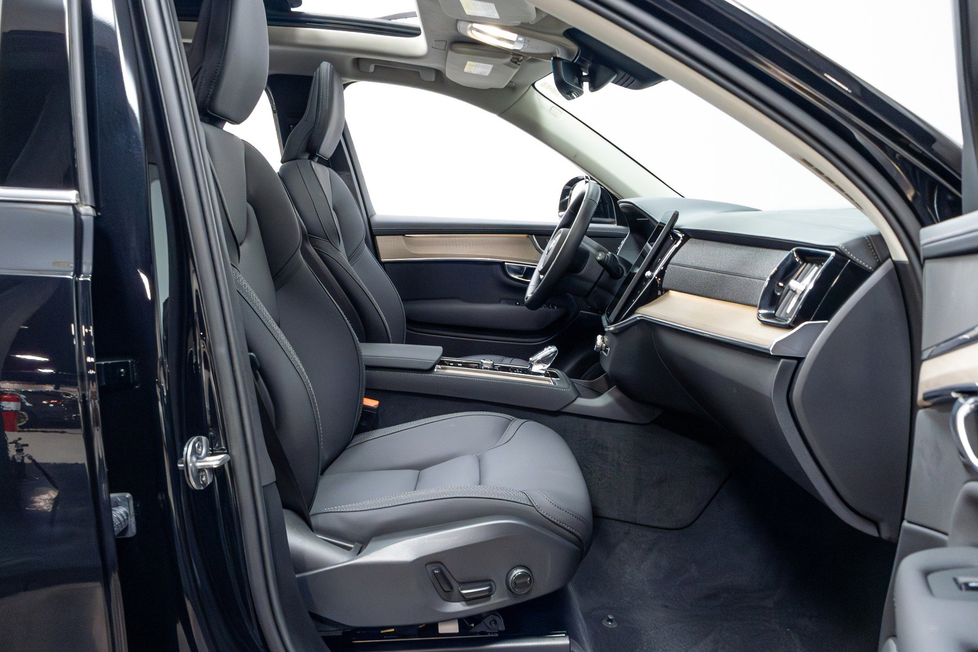 Used 2025 Volvo XC90 B6 Plus image 27