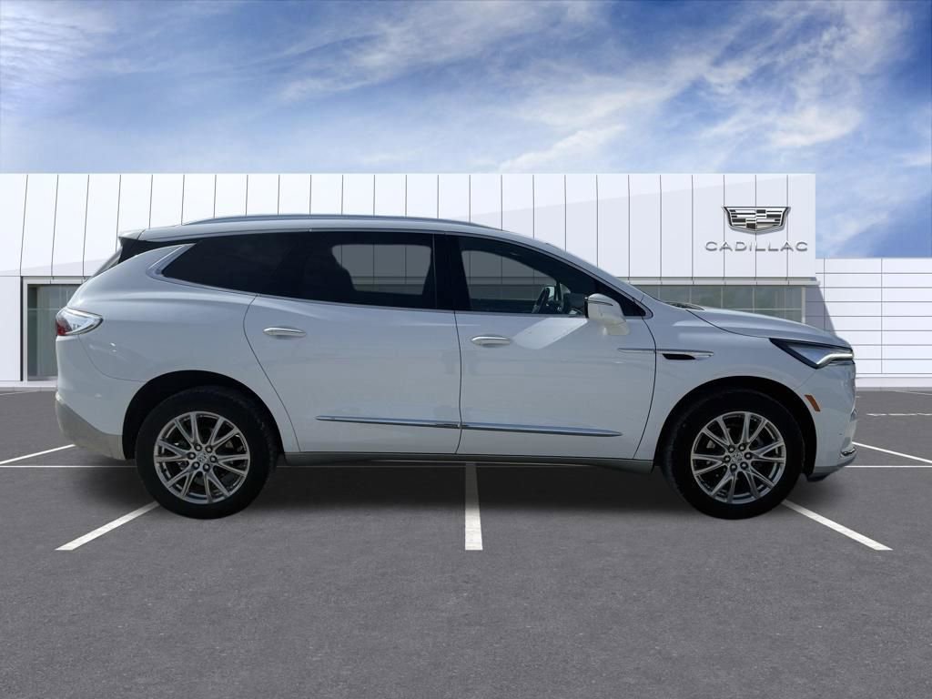 Used 2024 Buick Enclave Essence FWD image 2