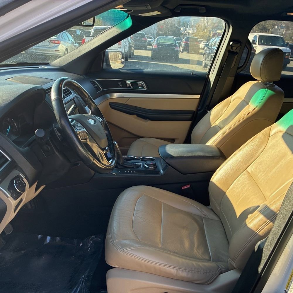 Used 2016 Ford Explorer XLT w/ Equipment Group 202A image 5