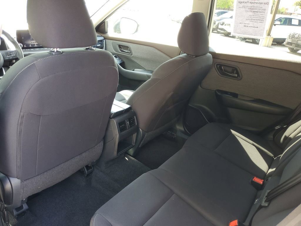 Used 2023 Nissan Rogue S FWD image 8