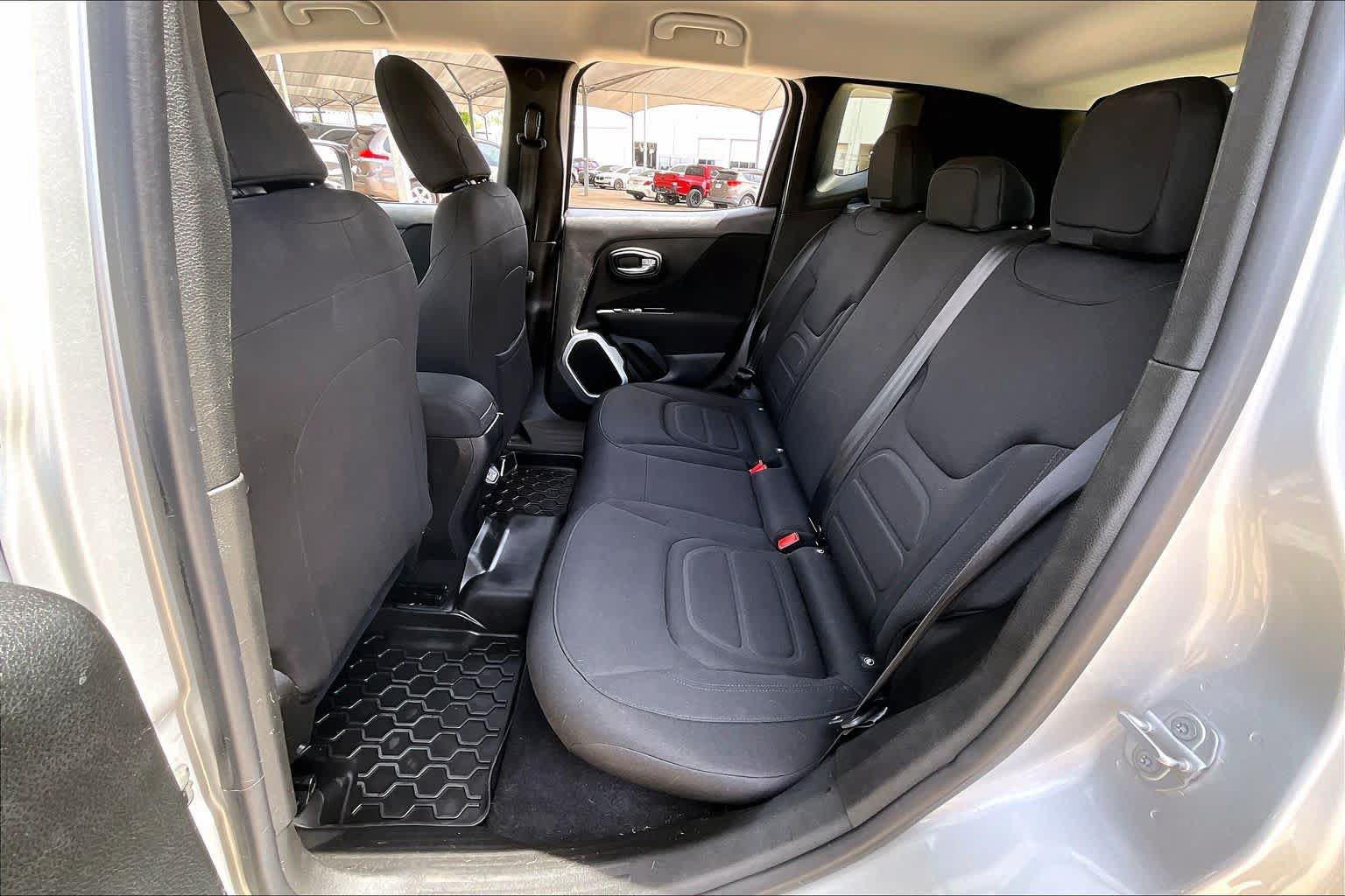 Used 2018 Jeep Renegade Latitude FWD image 19