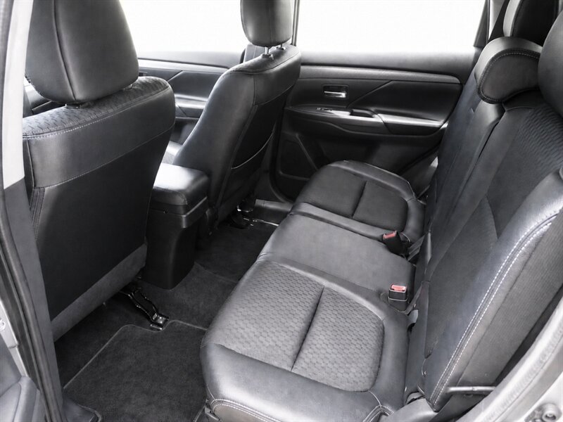 Used 2015 Mitsubishi Outlander SE AWD/4WD image 7