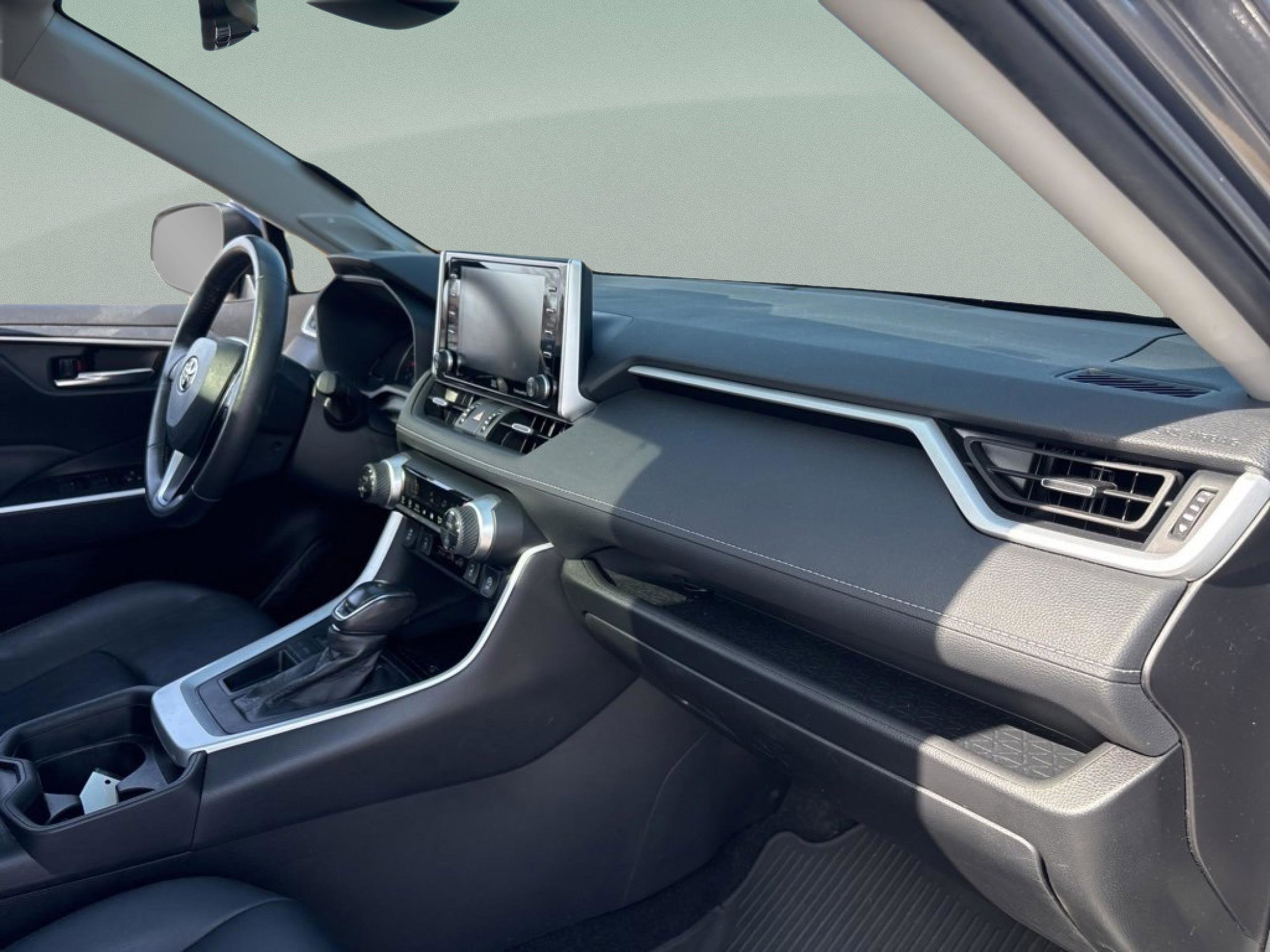 Used 2021 Toyota RAV4 XLE Premium image 39