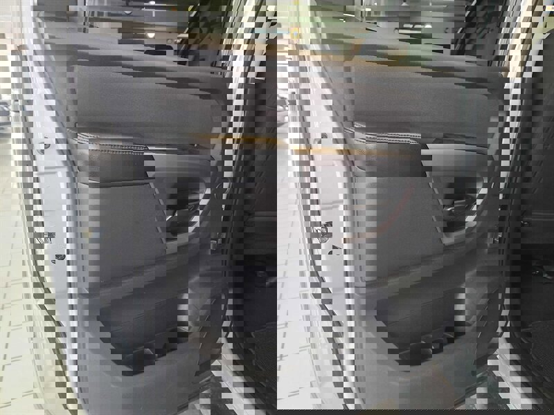 Used 2015 Nissan Titan SV image 11