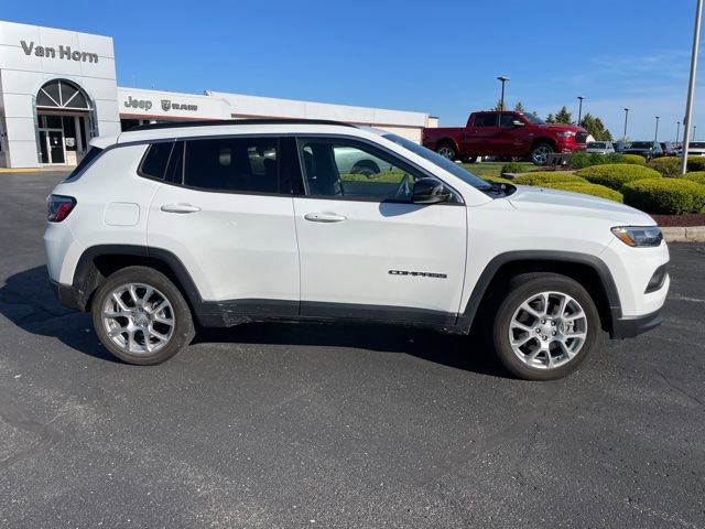 Used 2024 Jeep Compass Latitude w/ Sun and Sound Group AWD/4WD image 3