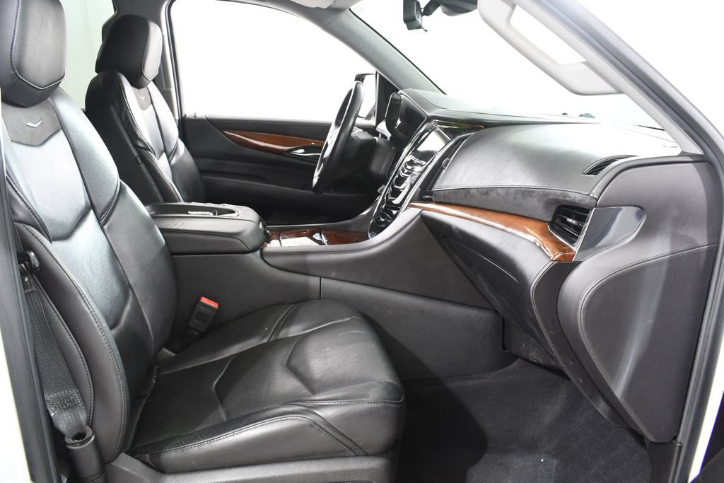 Used 2018 Cadillac Escalade Luxury AWD/4WD image 10