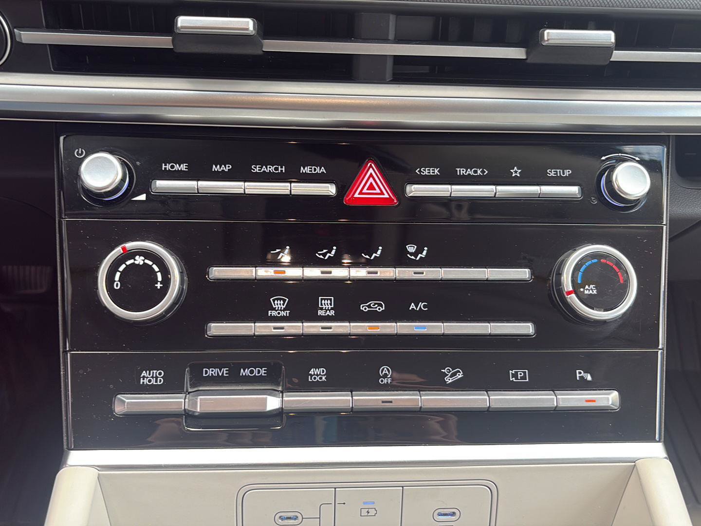 Used 2025 Hyundai Santa Fe SE AWD/4WD image 16