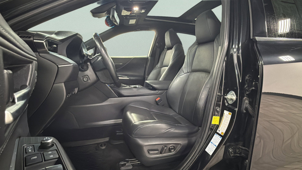 Used 2022 Toyota Venza Limited w/ Advanced Technology Package image 17