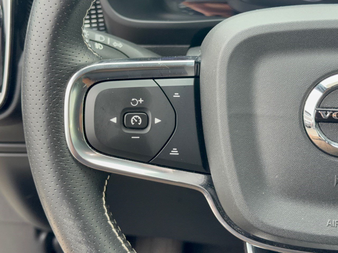 Used 2021 Volvo XC40 P8 Recharge w/ Climate Package AWD/4WD image 18