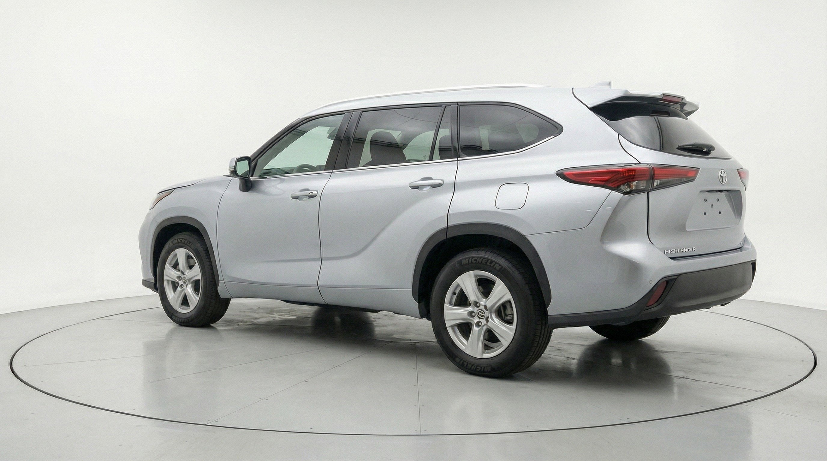 Used 2025 Toyota Highlander LE image 6