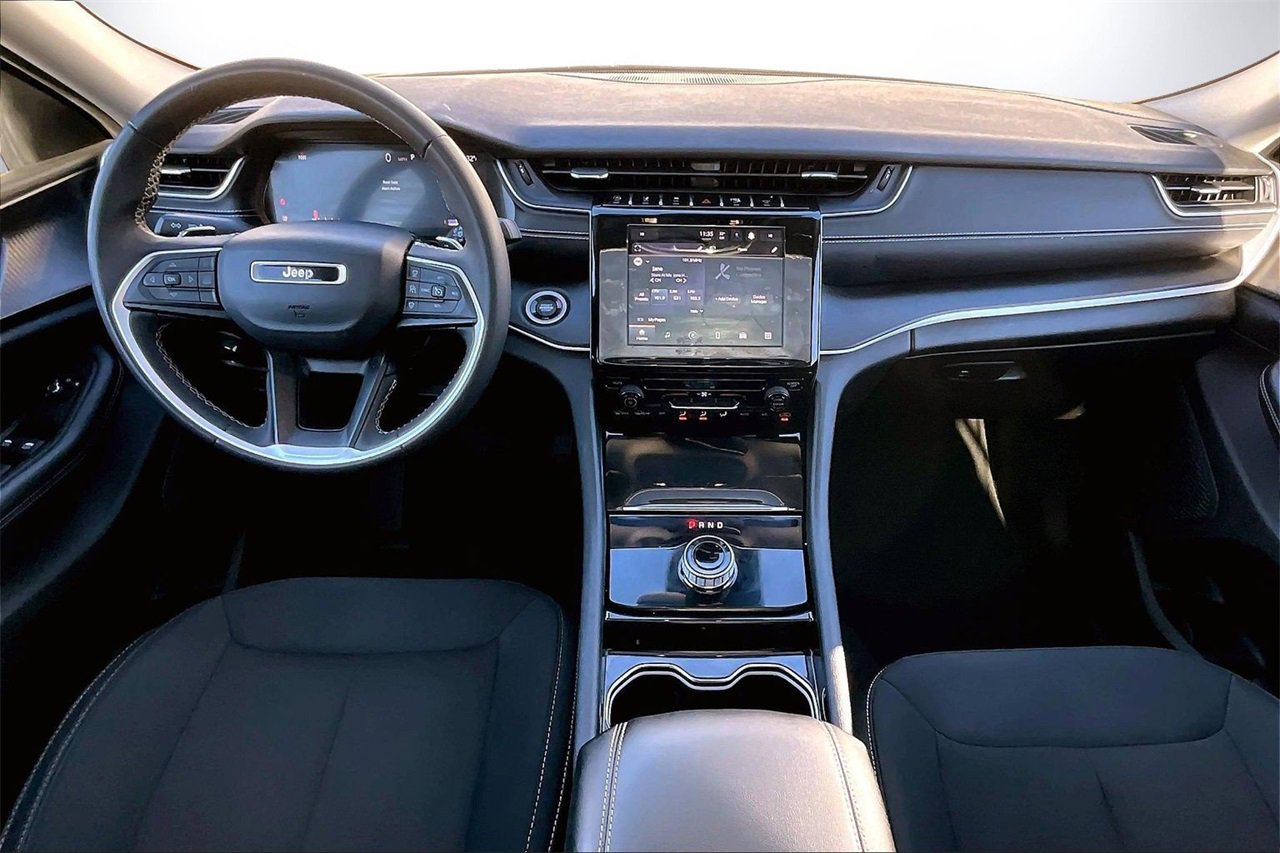 Used 2023 Jeep Grand Cherokee Laredo X image 14