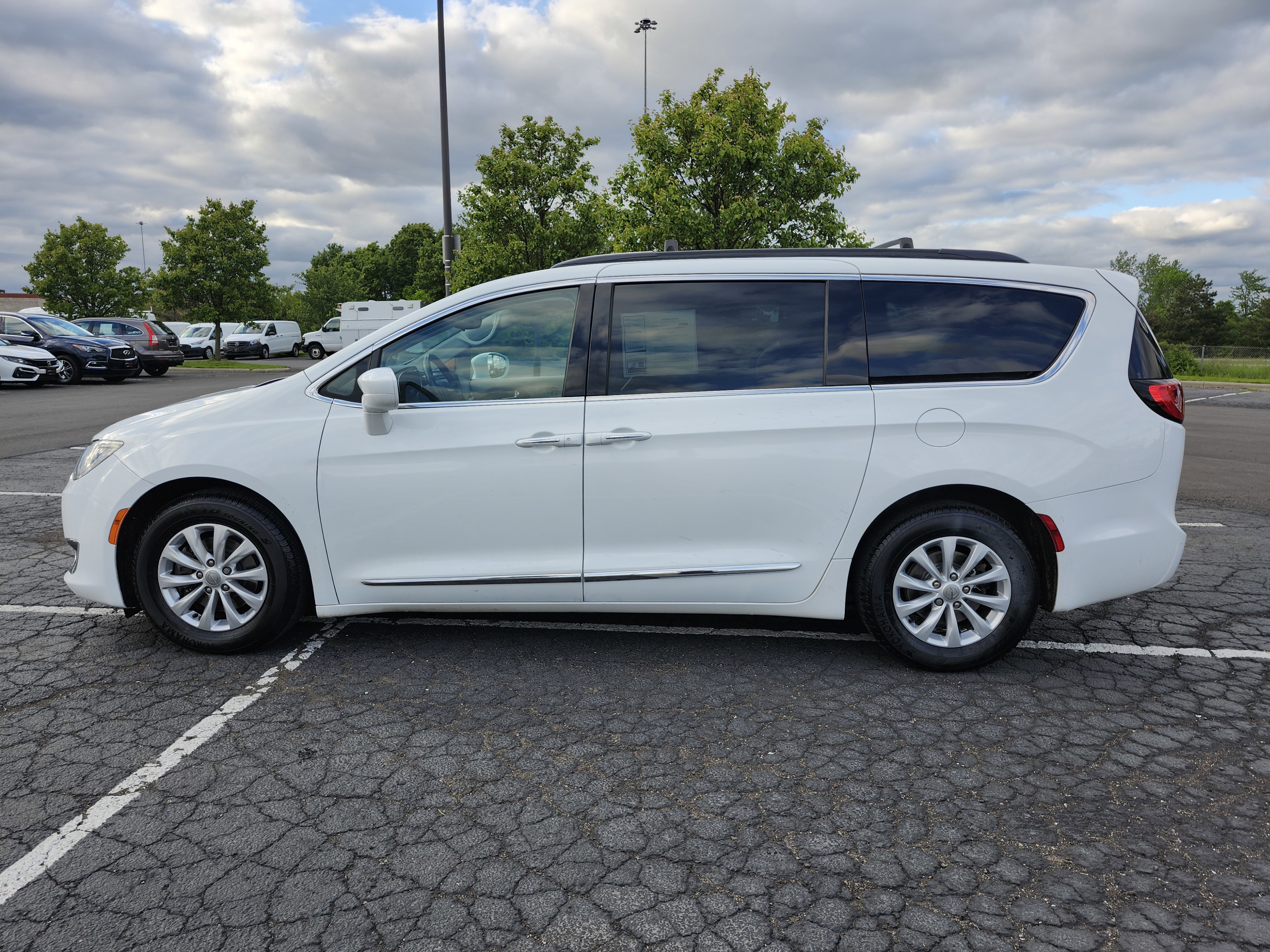Used 2017 Chrysler Pacifica Touring-L FWD image 13