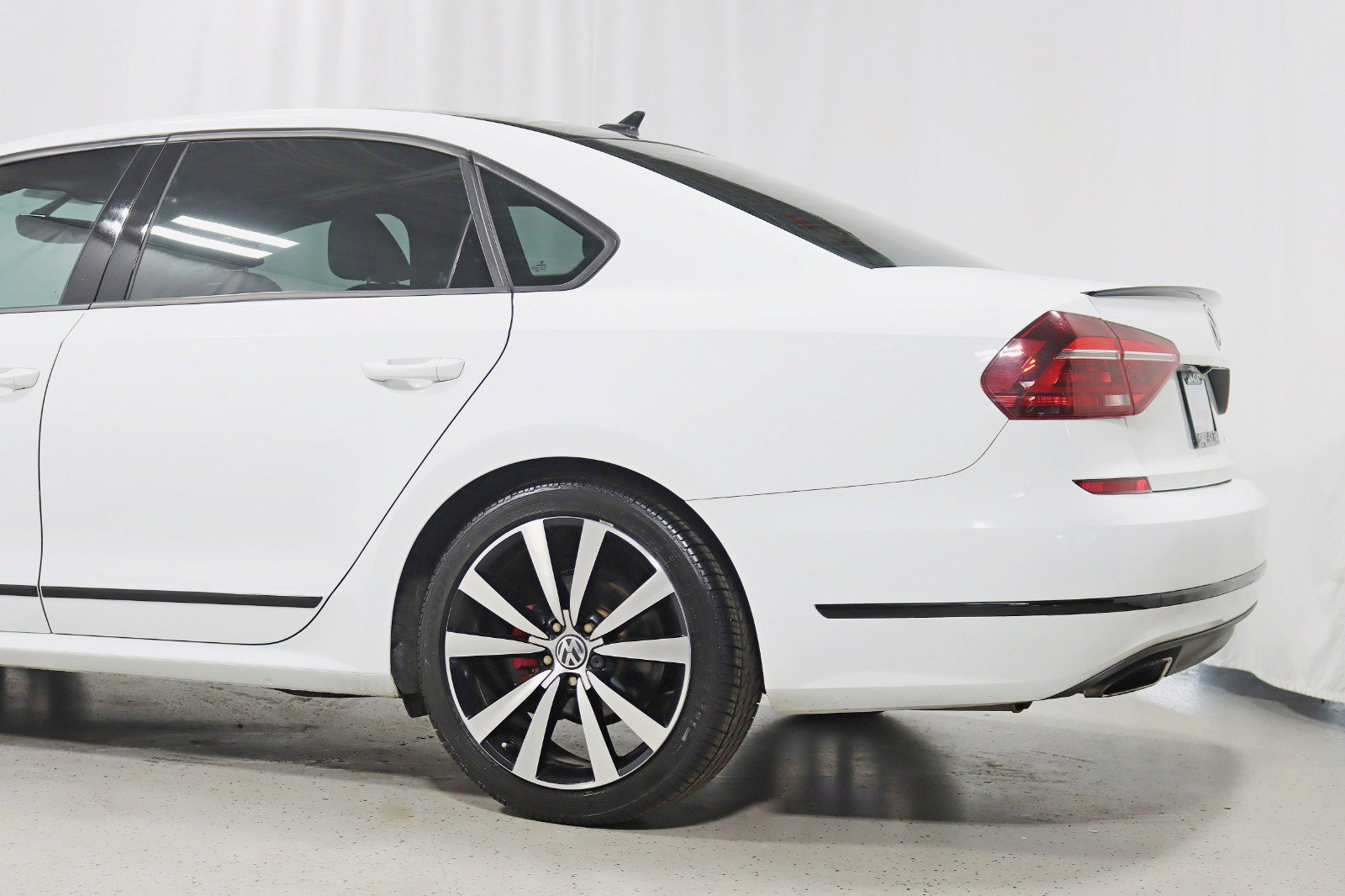 Used 2018 Volkswagen Passat 3.6 FWD image 10