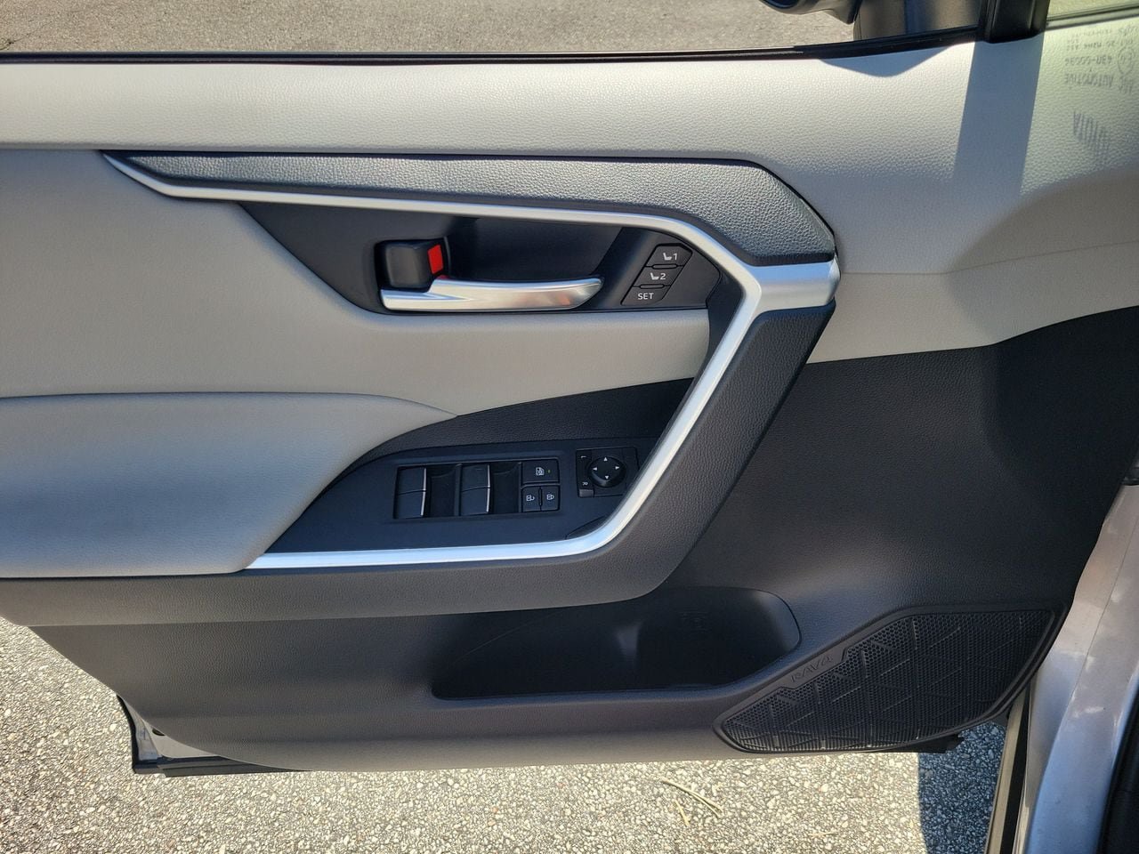 Used 2019 Toyota RAV4 XLE Premium w/ Cold Weather Package FWD image 15