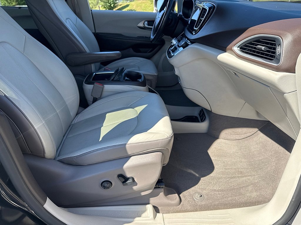 Used 2017 Chrysler Pacifica Touring-L Plus w/ Tire & Wheel Group FWD image 22