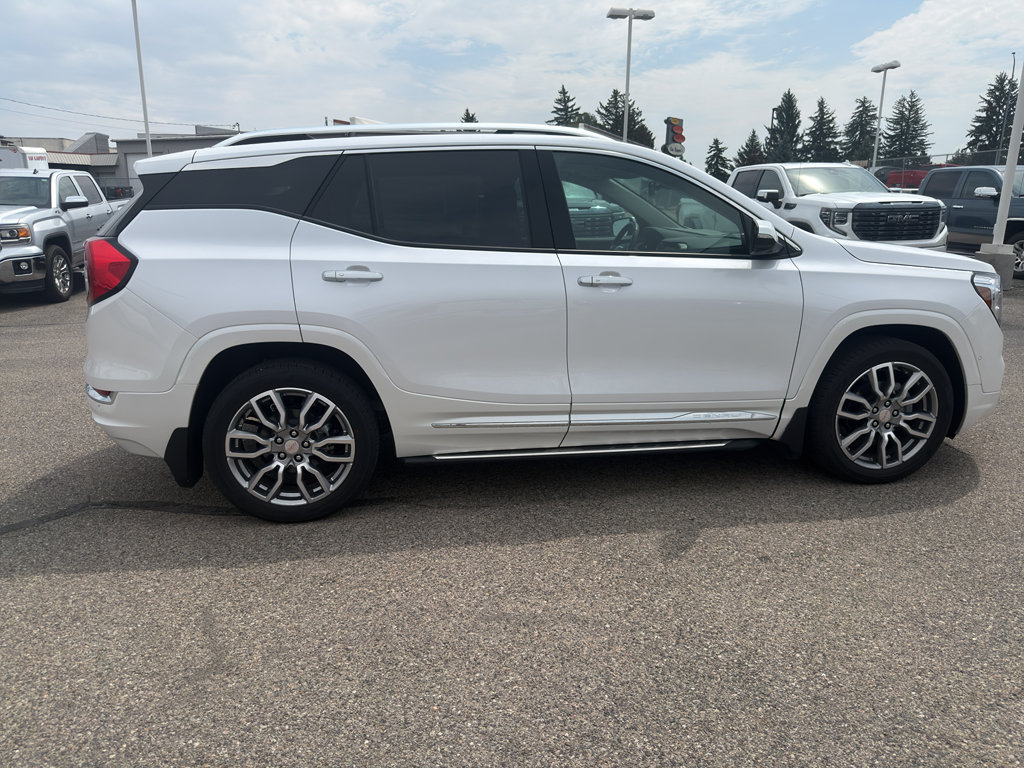 Used 2024 GMC Terrain Denali w/ Denali Premium Package AWD/4WD image 6