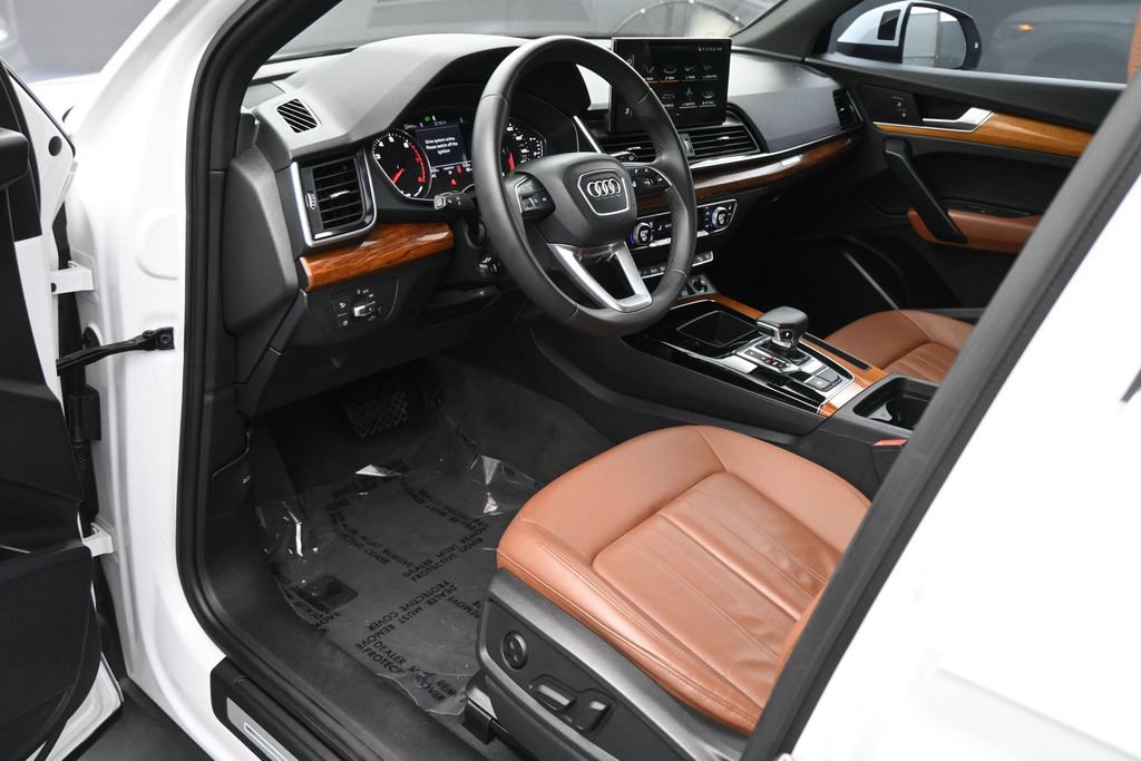 Used 2023 Audi Q5 2.0T Premium w/ Convenience Package AWD/4WD image 2