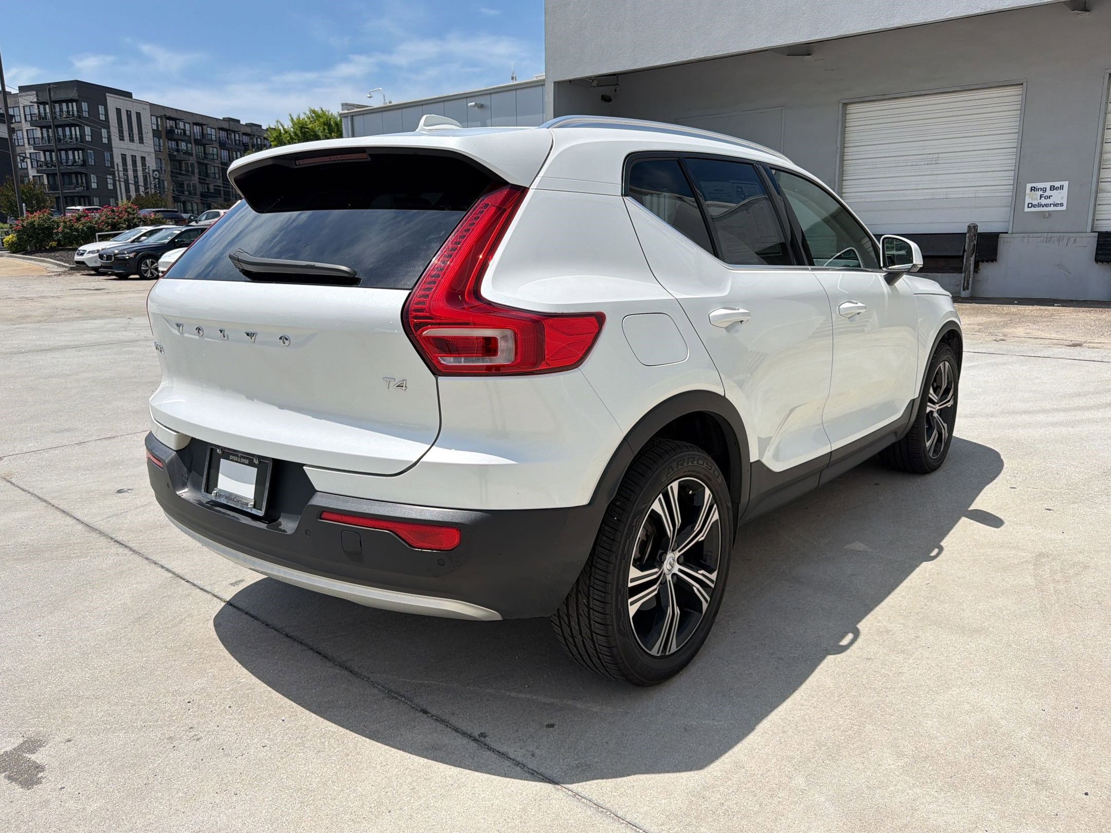 Used 2021 Volvo XC40 T4 Inscription w/ Climate Package FWD image 9