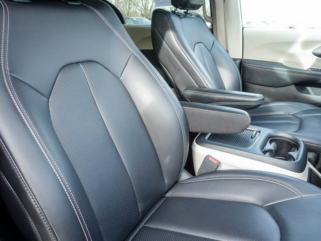 Used 2023 Chrysler Pacifica Touring-L image 10