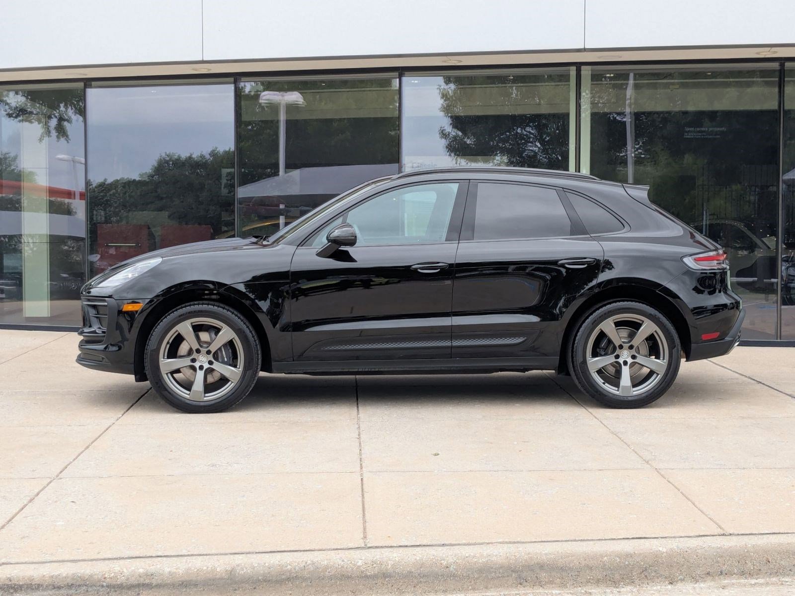 Certified 2025 Porsche Macan AWD/4WD image 2
