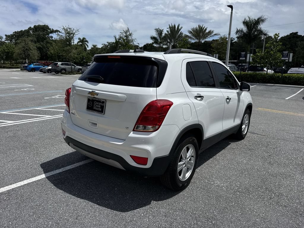 Used 2019 Chevrolet Trax LT w/ LT Convenience Package FWD image 3