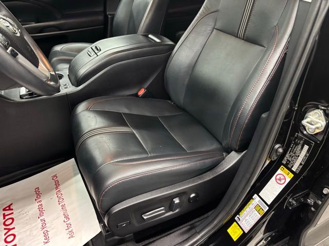 Used 2019 Toyota Highlander SE image 16