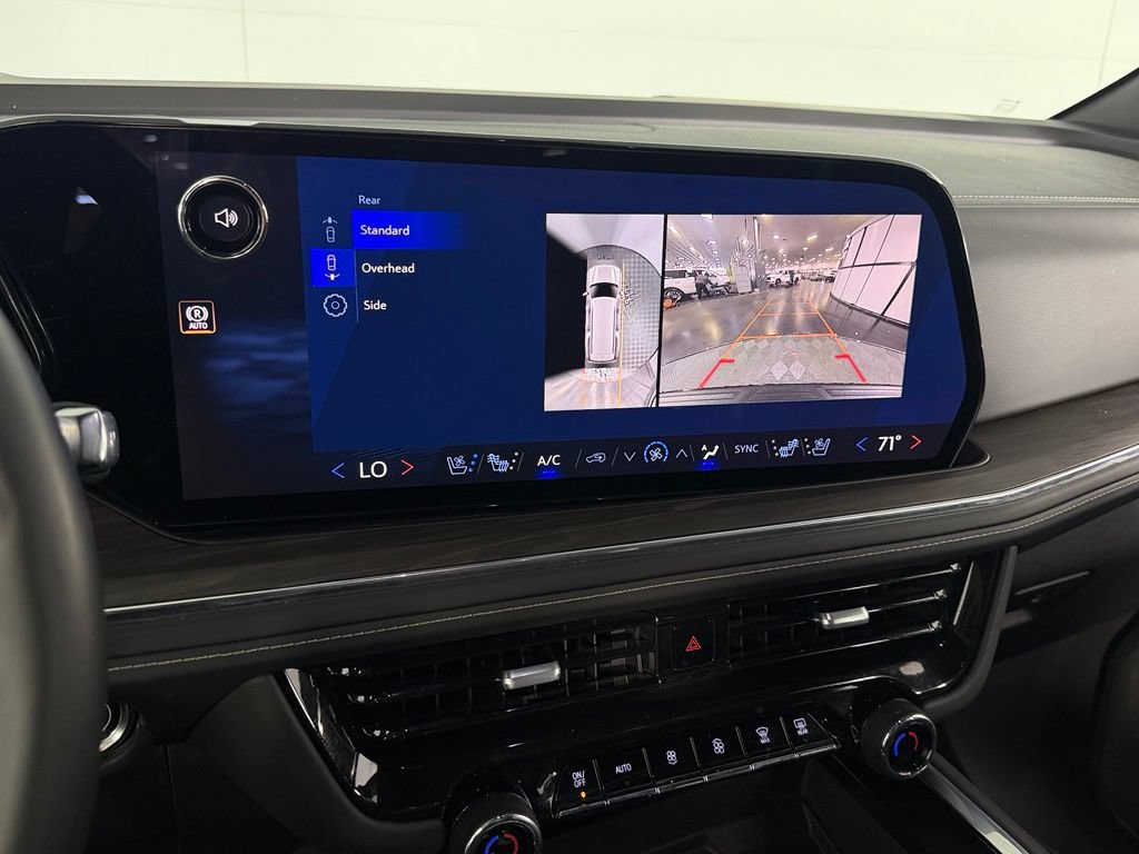 Used 2026 Chevrolet Suburban Premier AWD/4WD image 18