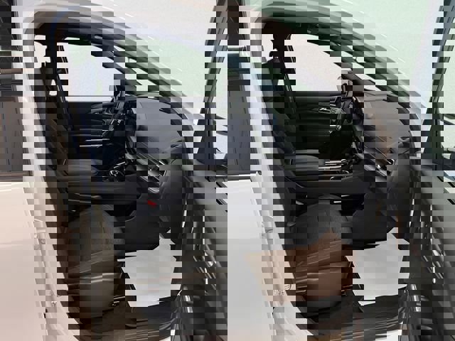 Used 2025 Chevrolet Traverse LT image 13