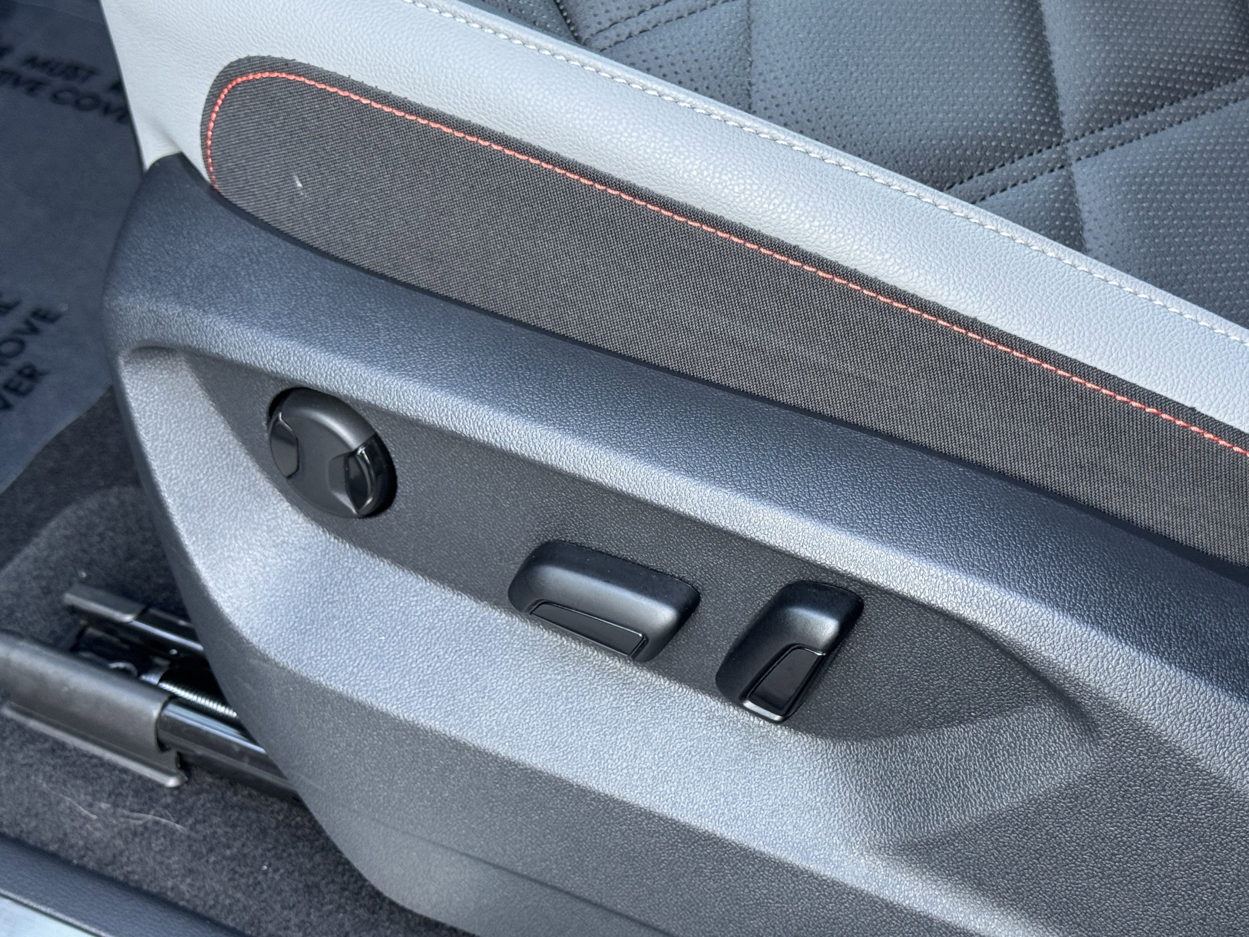 Certified 2025 Volkswagen Atlas Peak Edition SE AWD/4WD image 17