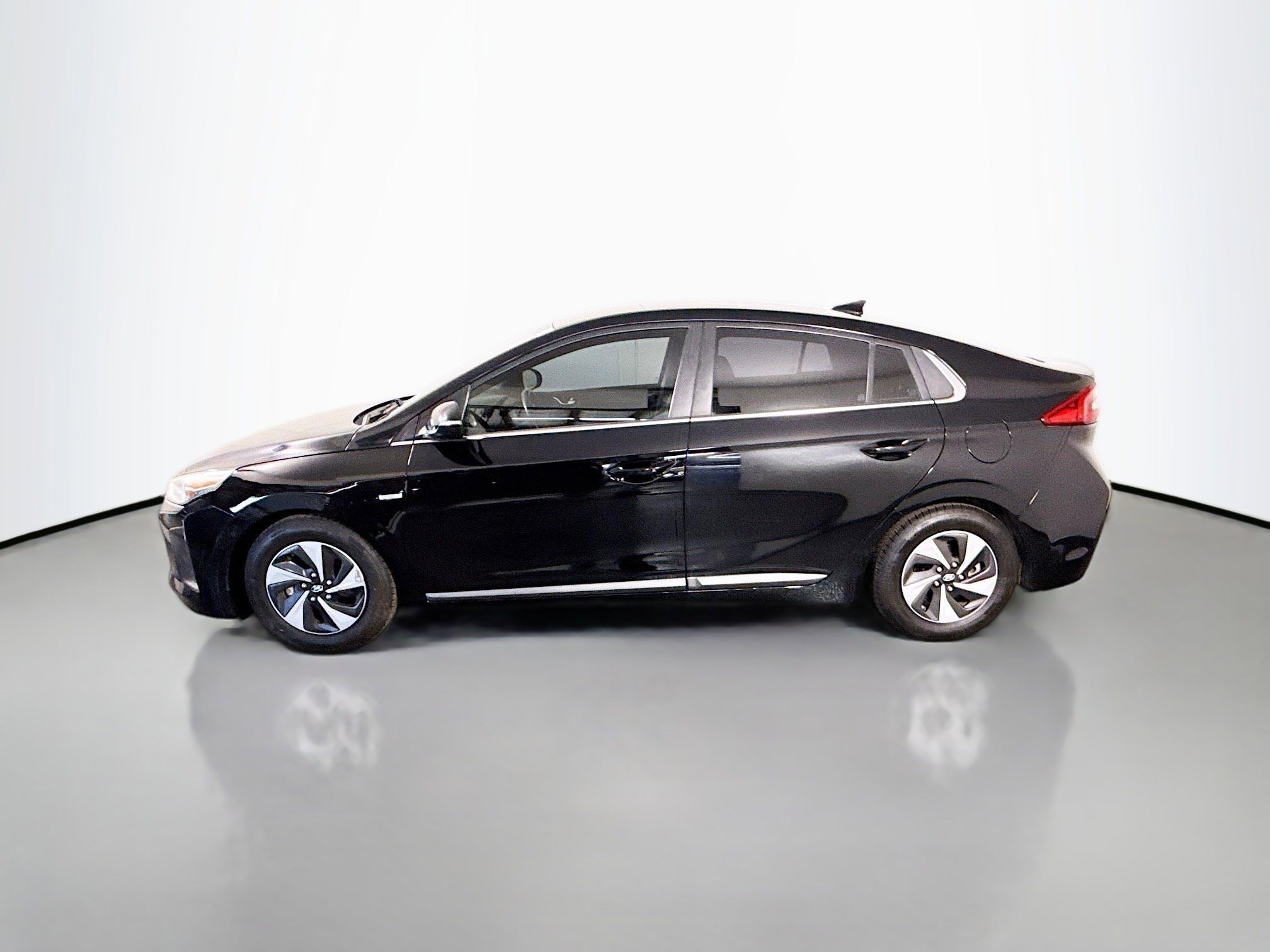 Used 2017 Hyundai Ioniq SEL image 6