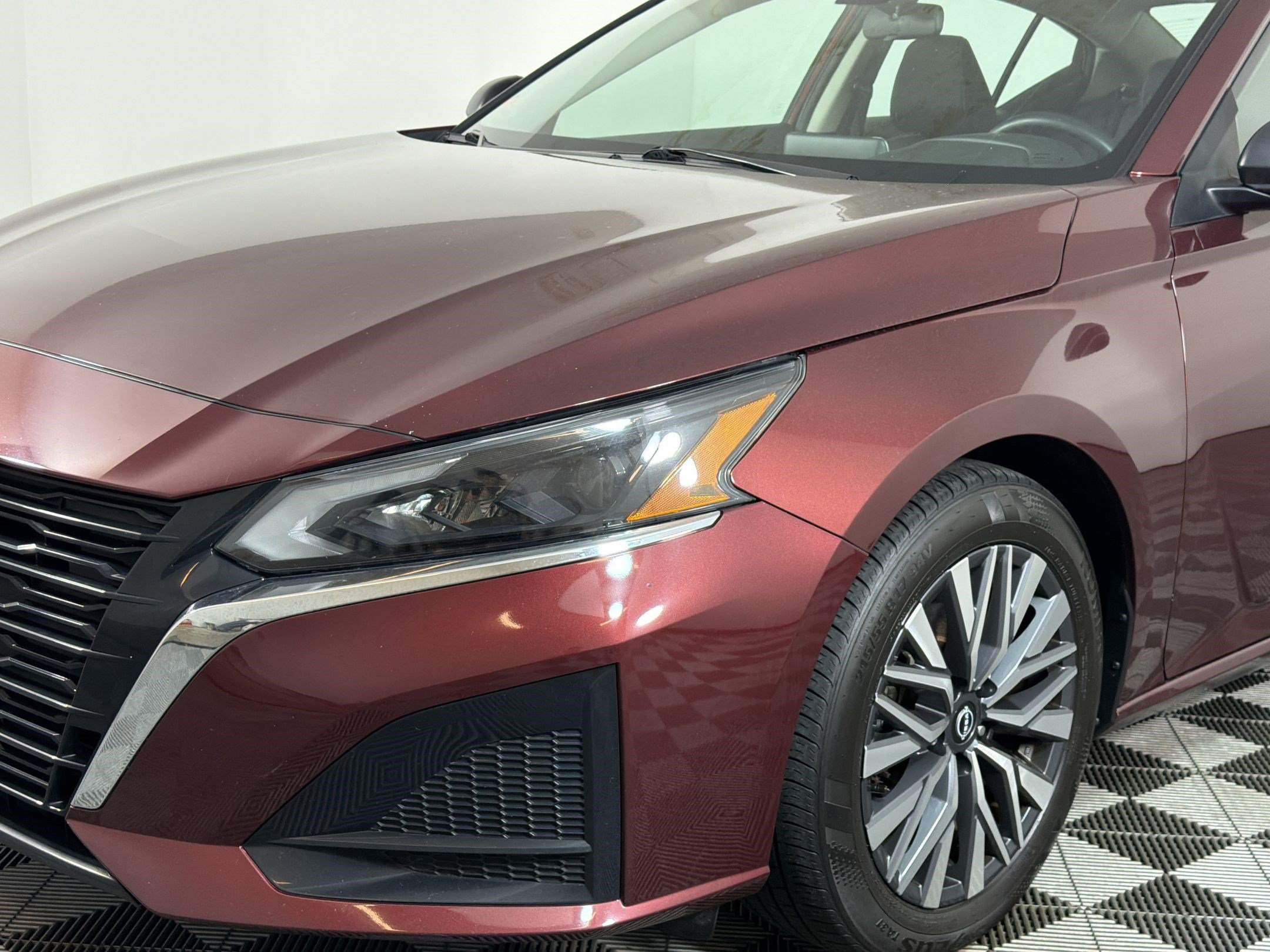 Used 2024 Nissan Altima 2.5 SV FWD image 9