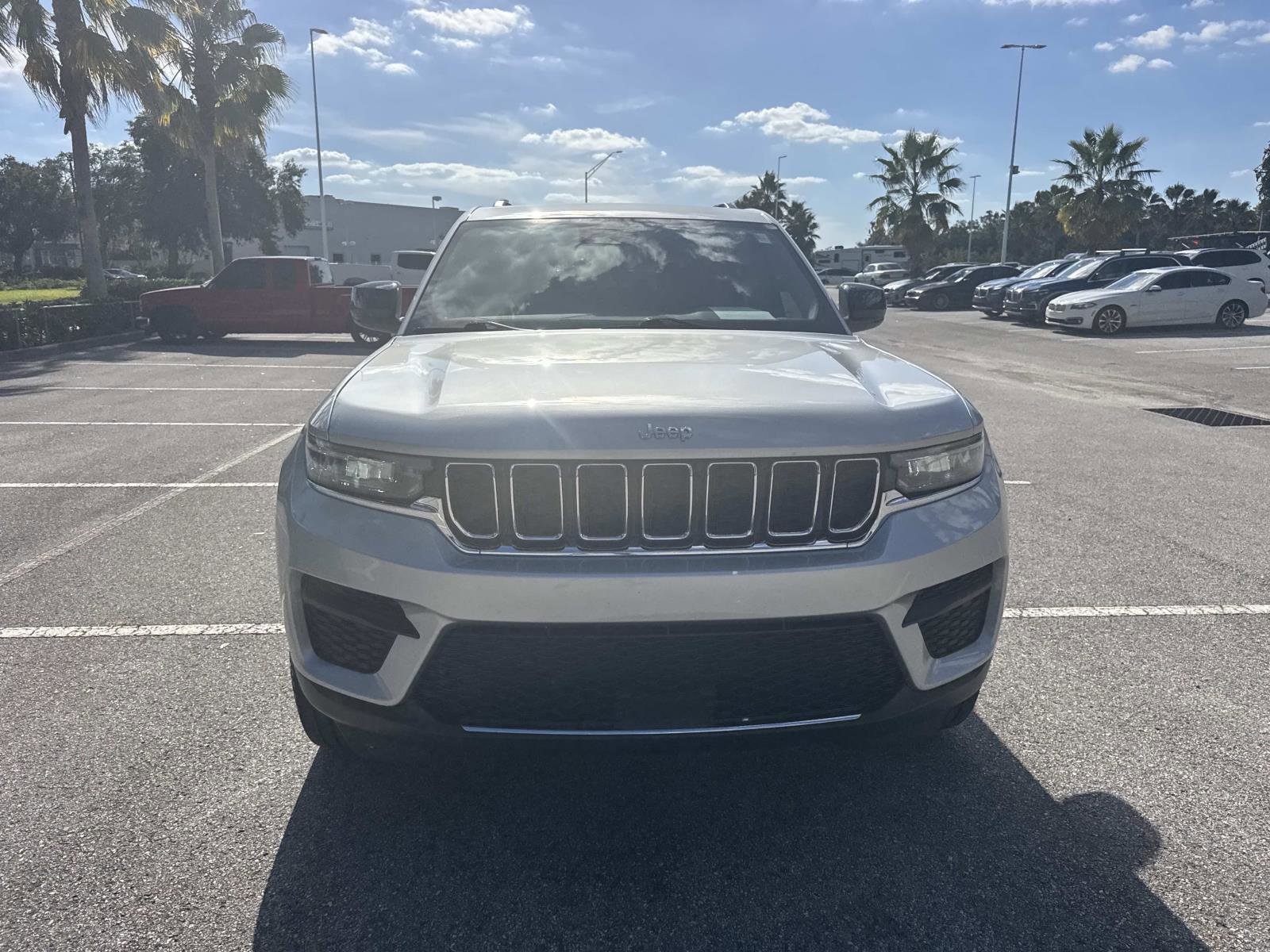 Used 2023 Jeep Grand Cherokee Laredo image 9