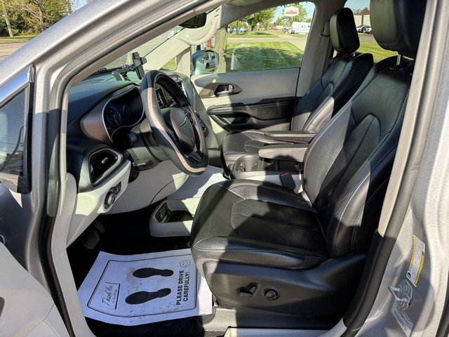 Used 2017 Chrysler Pacifica Touring-L FWD image 9