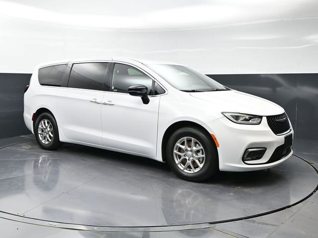 Used 2025 Chrysler Pacifica Select video 3