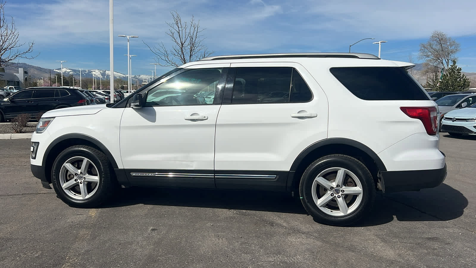 Used 2017 Ford Explorer XLT w/ Equipment Group 202A image 8