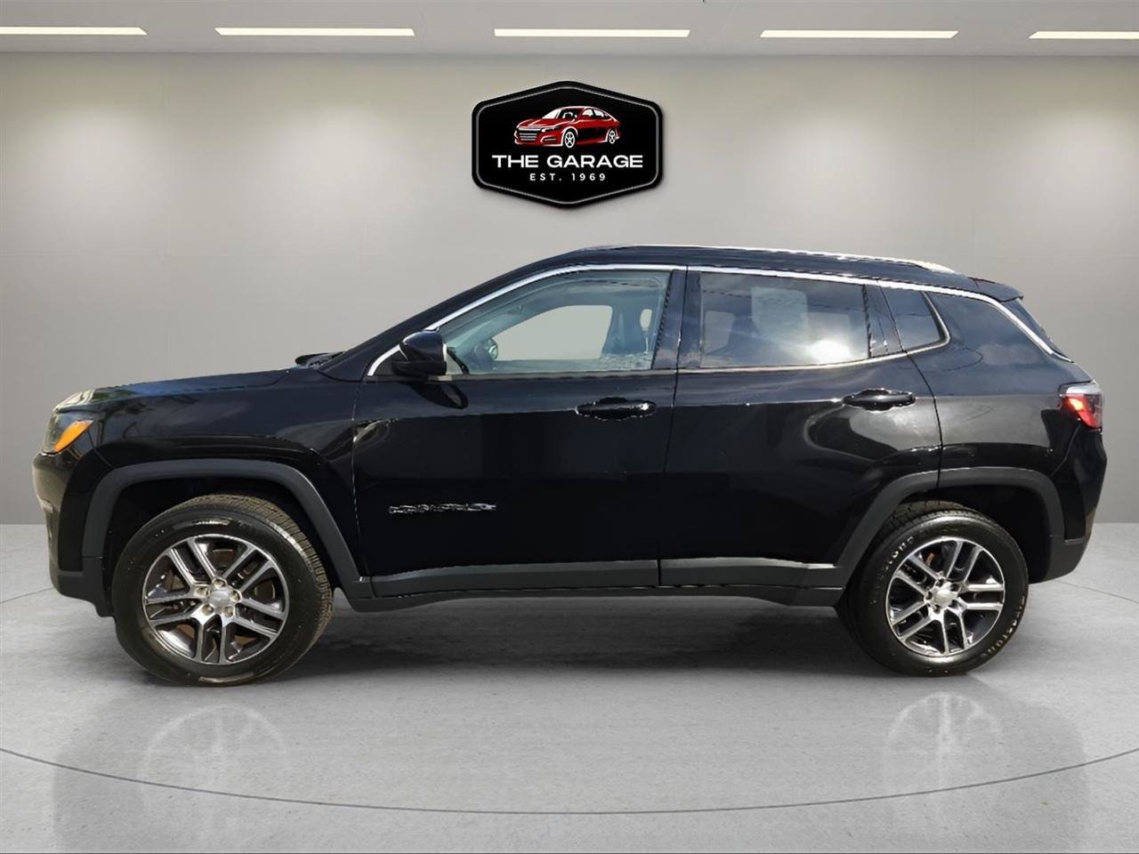 Used 2018 Jeep Compass Latitude w/ Popular Equipment Group AWD/4WD image 3
