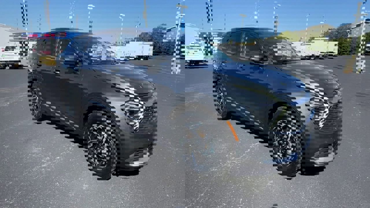 Used 2024 Kia Sportage LX image 2