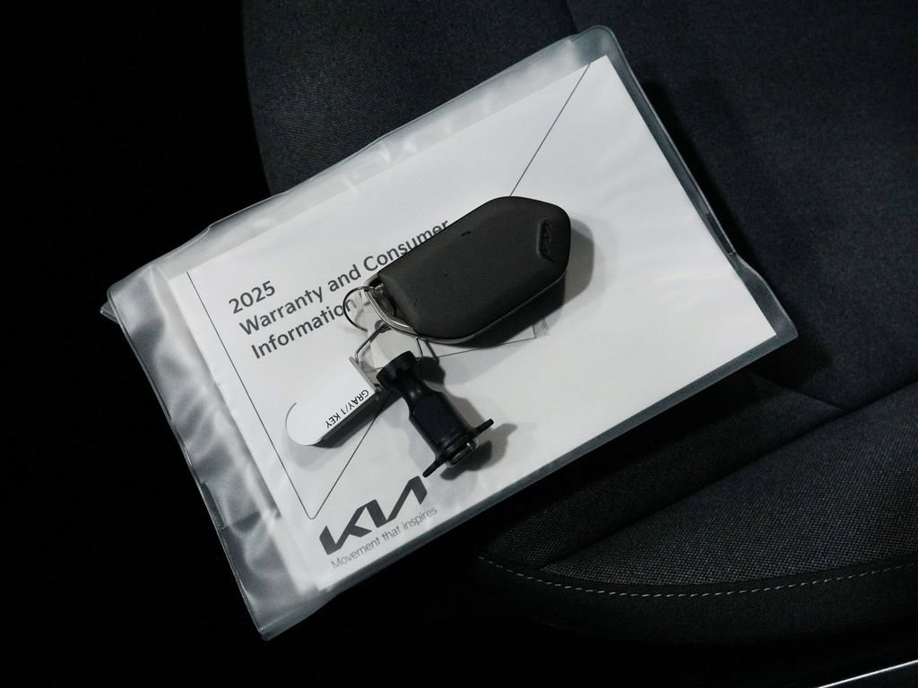 Used 2025 Kia K4 LXS image 19