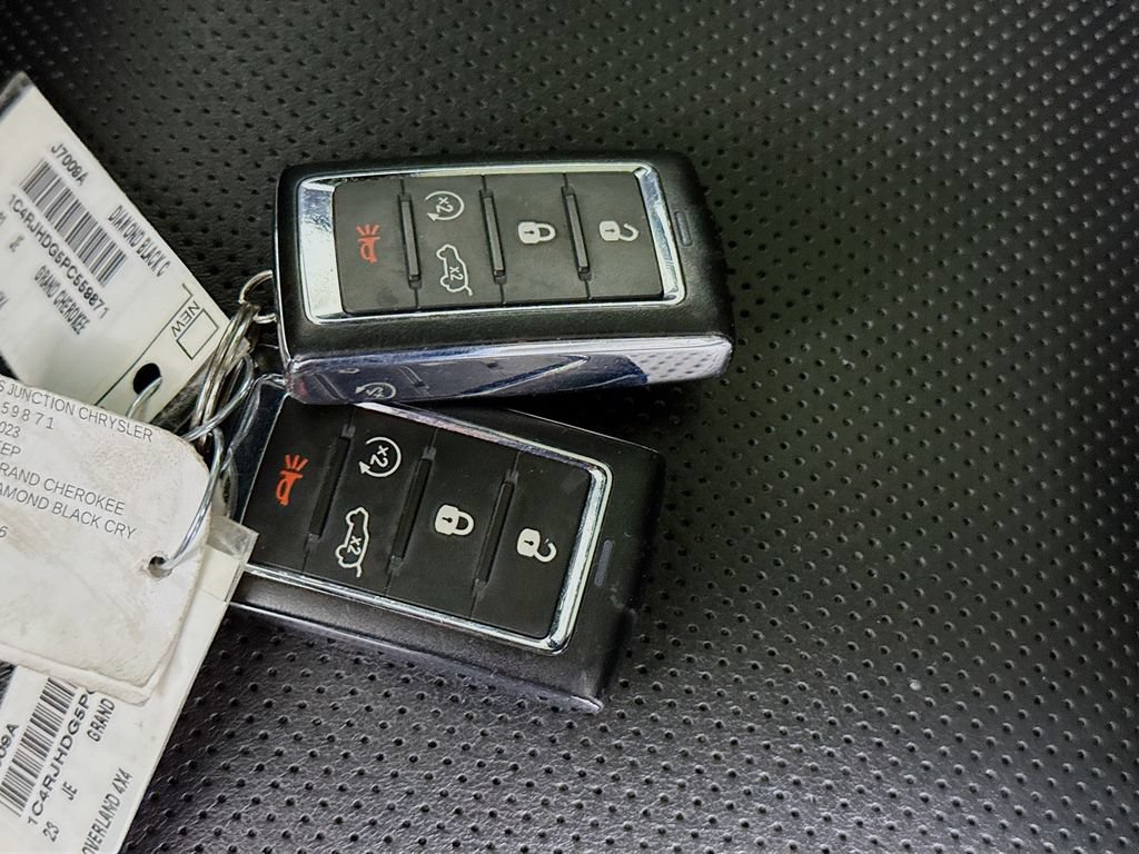 Used 2023 Jeep Grand Cherokee Overland w/ Luxury Tech Group IV AWD/4WD image 37