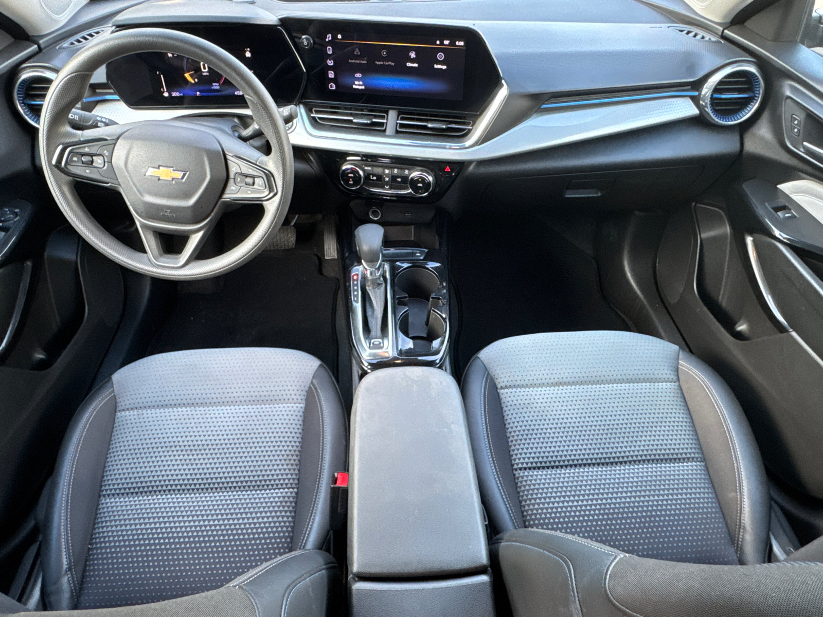 Used 2025 Chevrolet Trax LT FWD image 24
