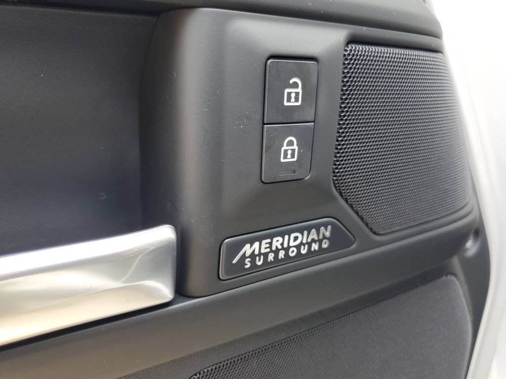 New 2026 Land Rover Defender 130 X-Dynamic SE AWD/4WD image 10