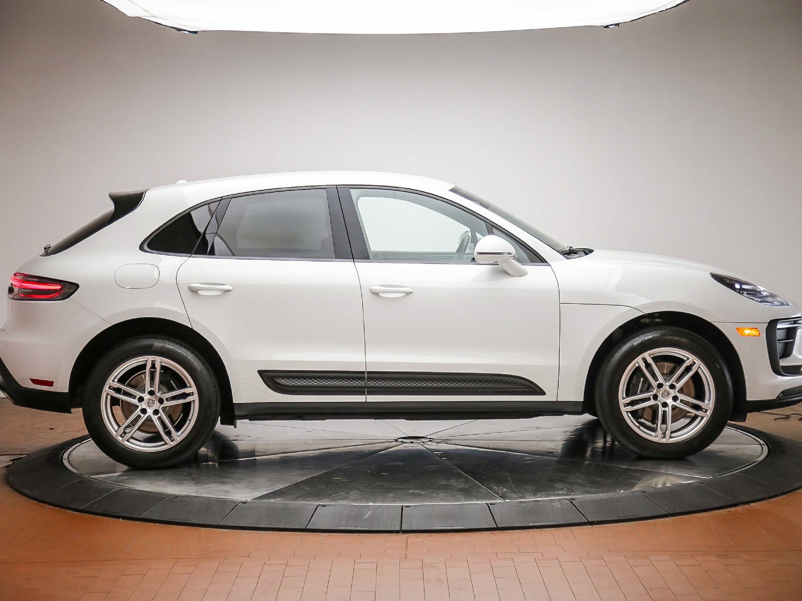 Certified 2022 Porsche Macan AWD/4WD image 8