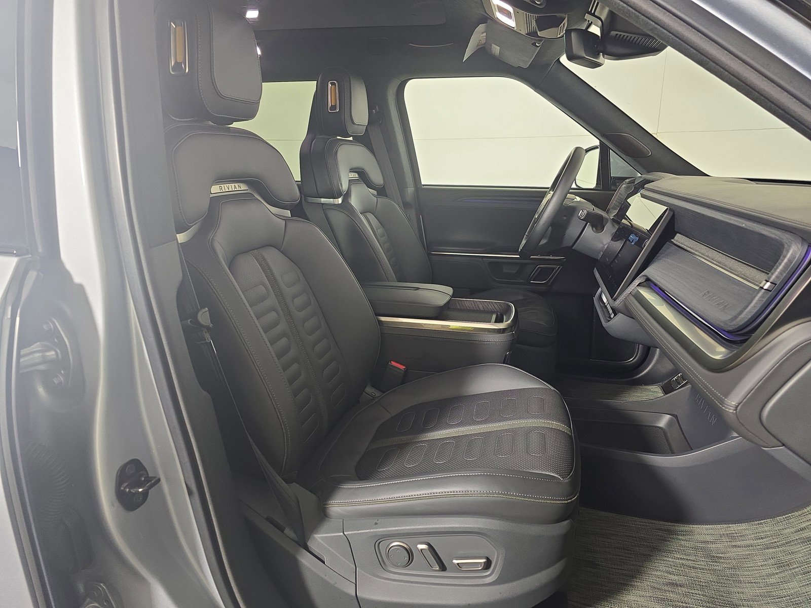 Used 2023 Rivian R1S Adventure AWD/4WD image 24
