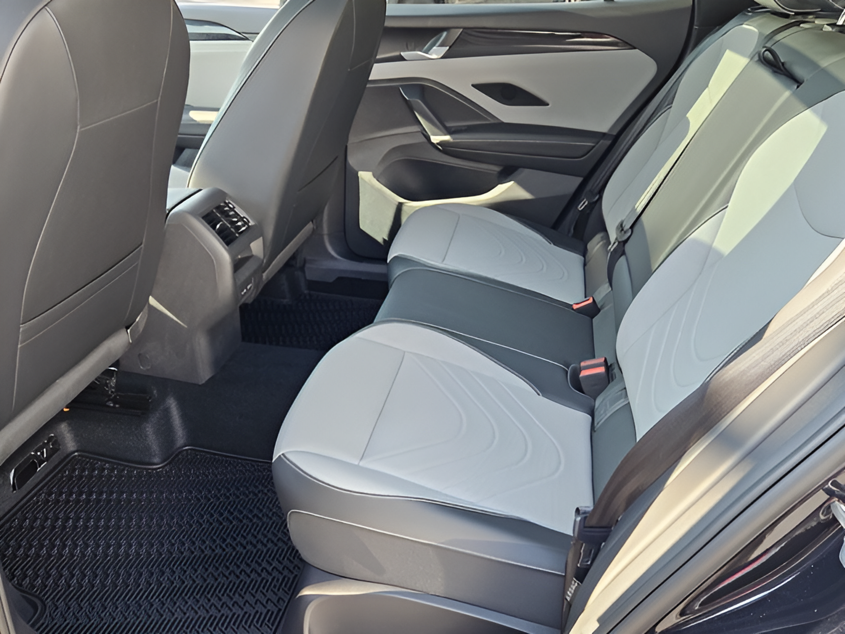 Certified 2026 Volkswagen Tiguan SE R-Line AWD/4WD image 9