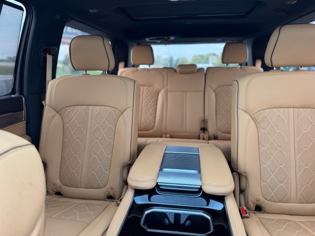 Used 2023 Jeep Grand Wagoneer Series III AWD/4WD image 17